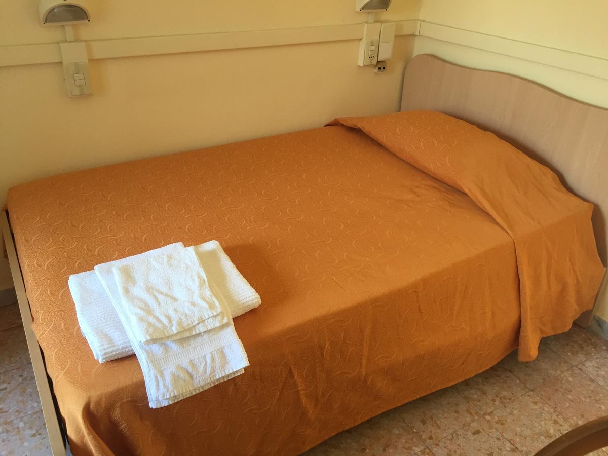 Hotel Il Castello Paola Exteriör bild